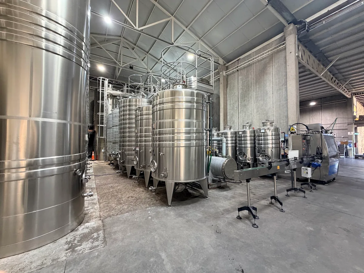 Tanques de acero en la bodega